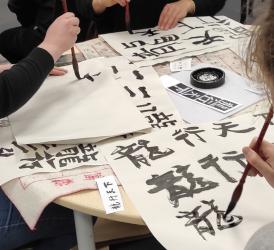 Etudiants découvrant l'art de calligraphie